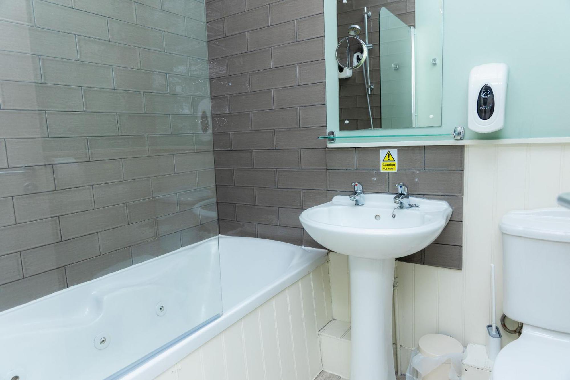 The Clarendon 3*