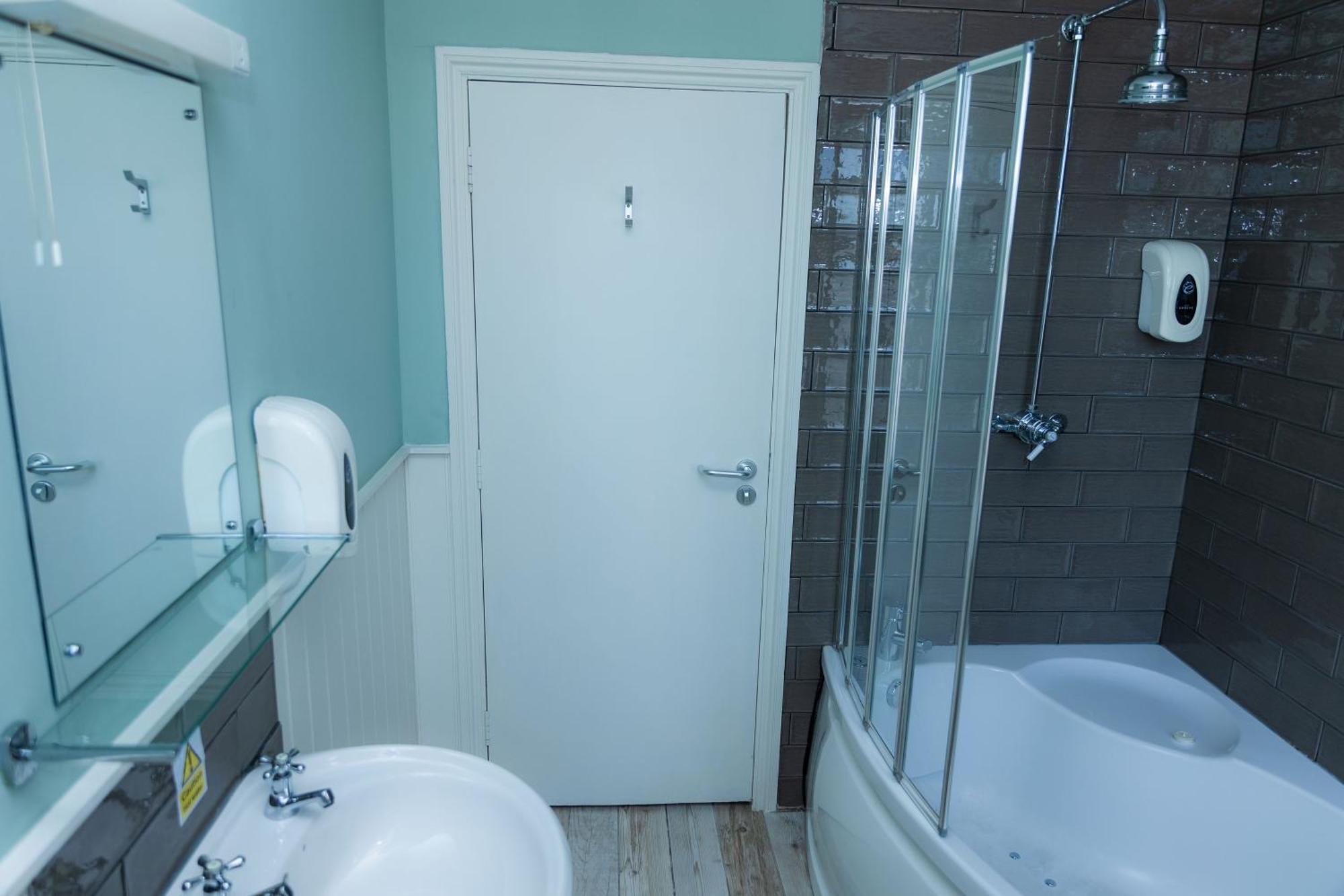 Hotel The Clarendon 3*